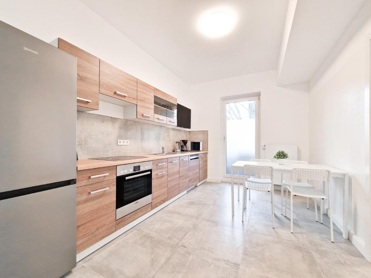 Raj Living - With 1 Or 2 - 15 Min To Messe Dus And Old Town Dus Apartment *
